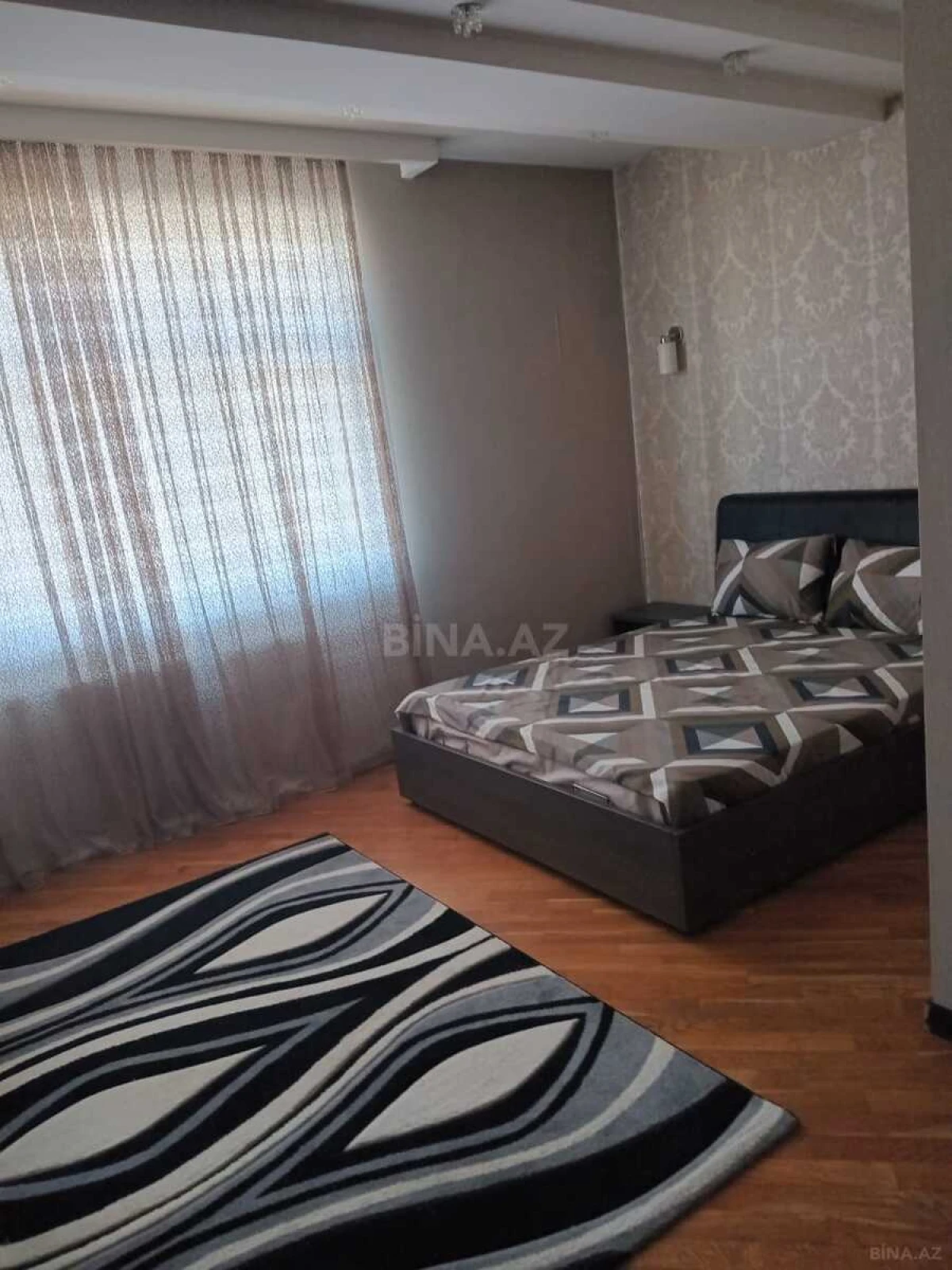 Satılır 3 otaqlı mənzil 140 m²
