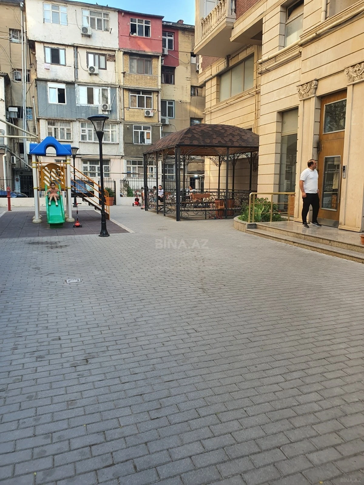 Satılır 3 otaqlı mənzil 133 m²