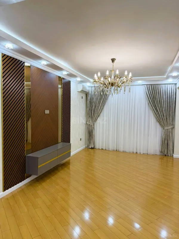 Satılır 3 otaqlı mənzil 135 m²