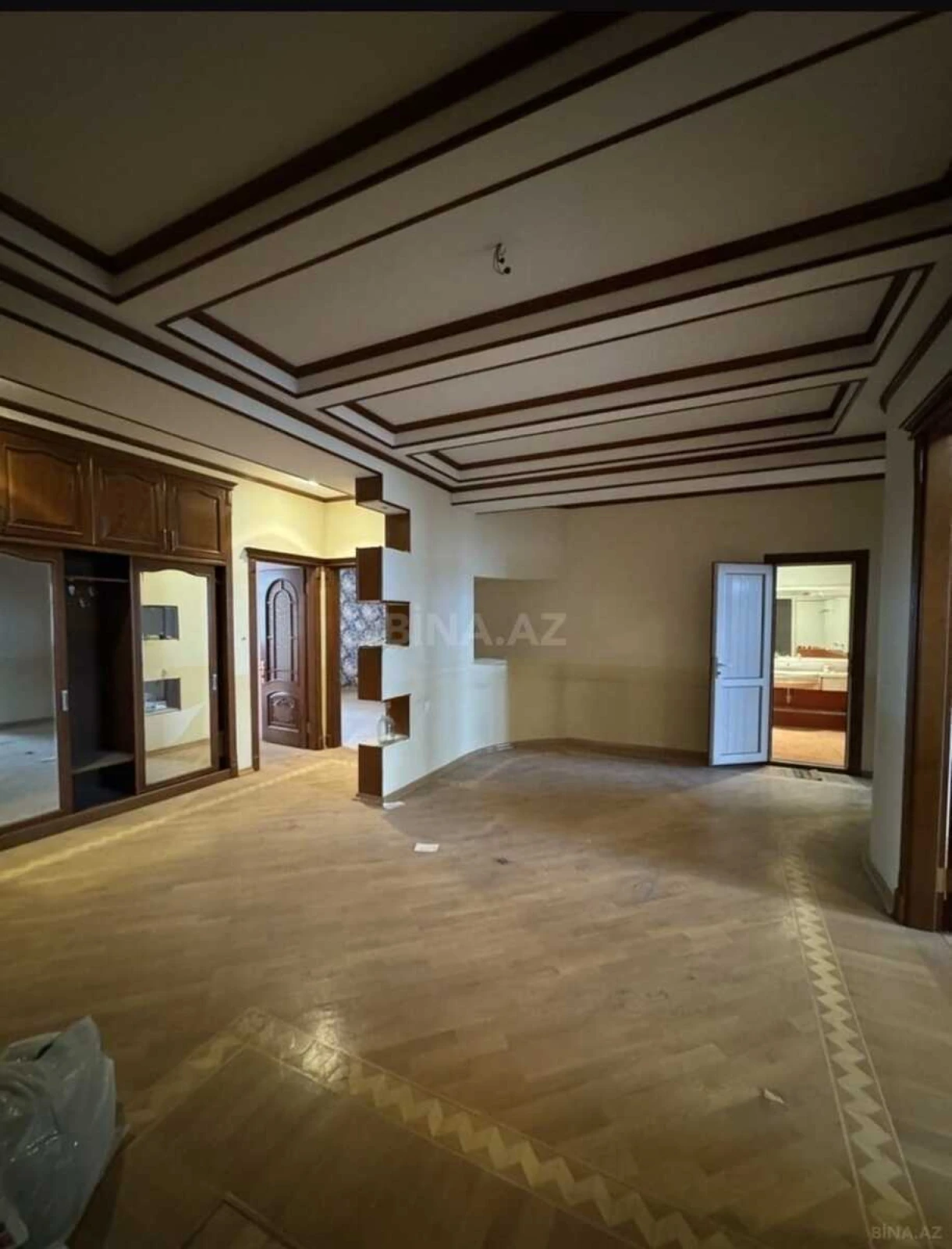 Satılır 4 otaqlı mənzil 216 m²