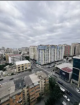 Satılır 4 otaqlı mənzil 216 m²