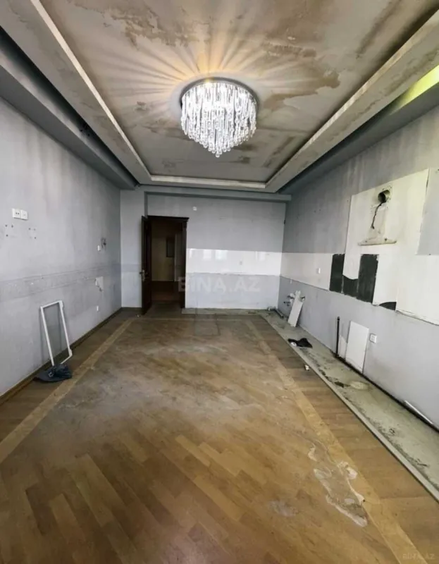 Satılır 4 otaqlı mənzil 216 m²