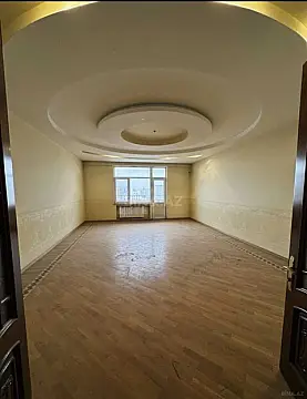 Satılır 4 otaqlı mənzil 216 m²