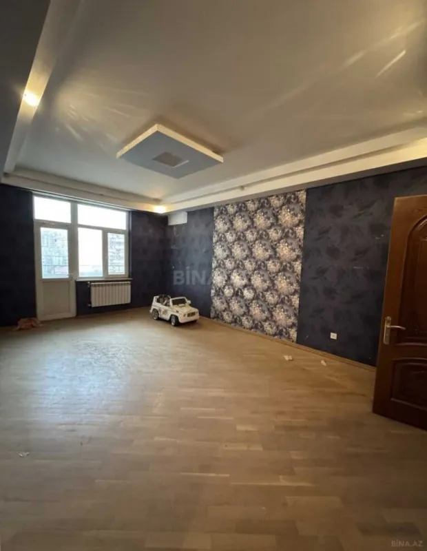 Satılır 4 otaqlı mənzil 216 m²