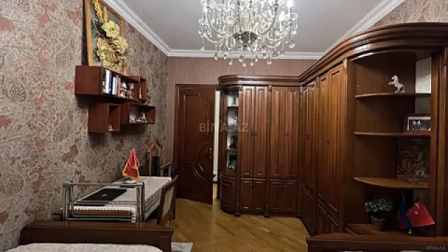 Satılır 4 otaqlı mənzil 160 m²