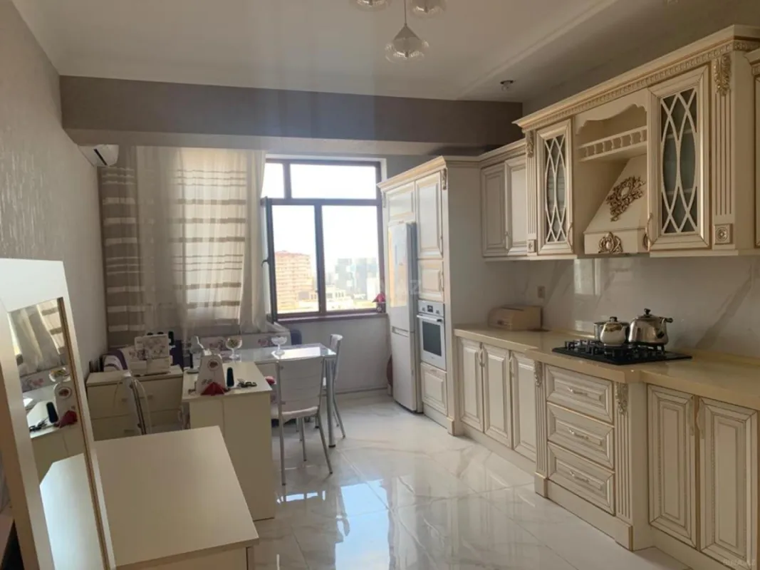 Satılır 3 otaqlı mənzil 145 m²