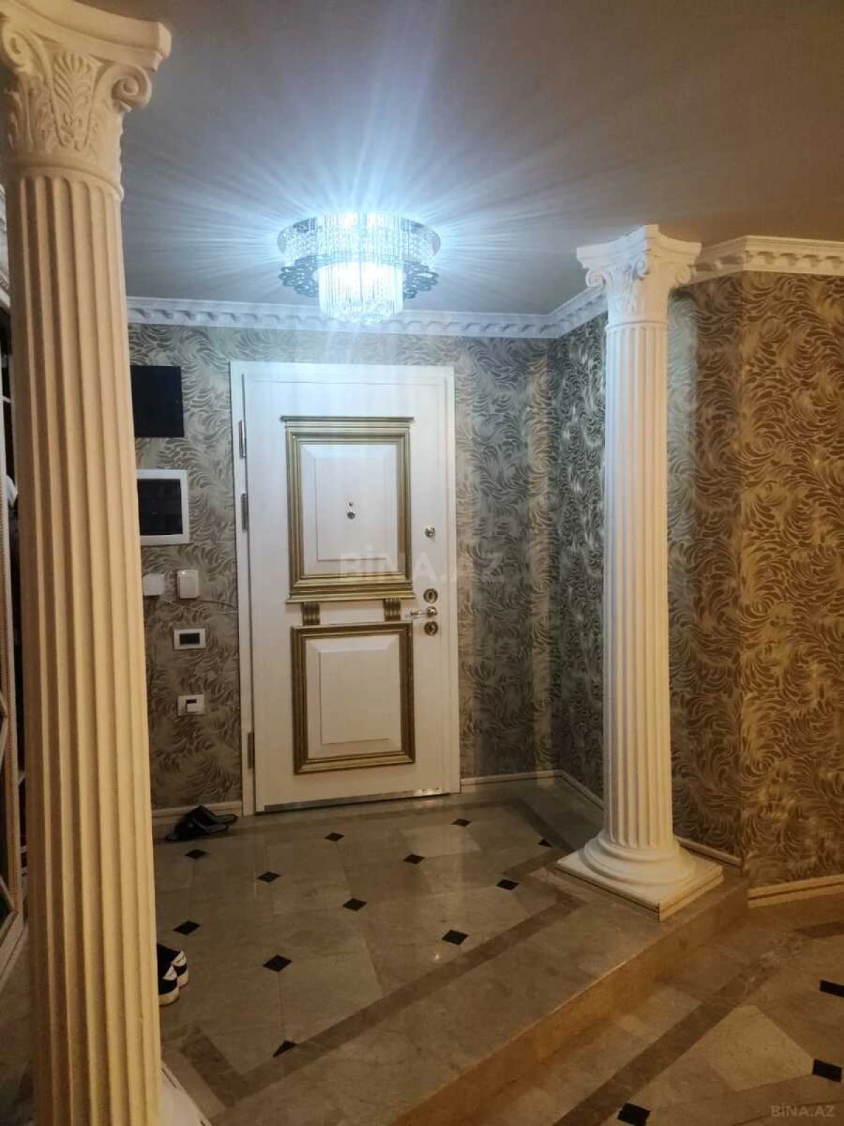 Satılır 5 otaqlı mənzil 320 m²