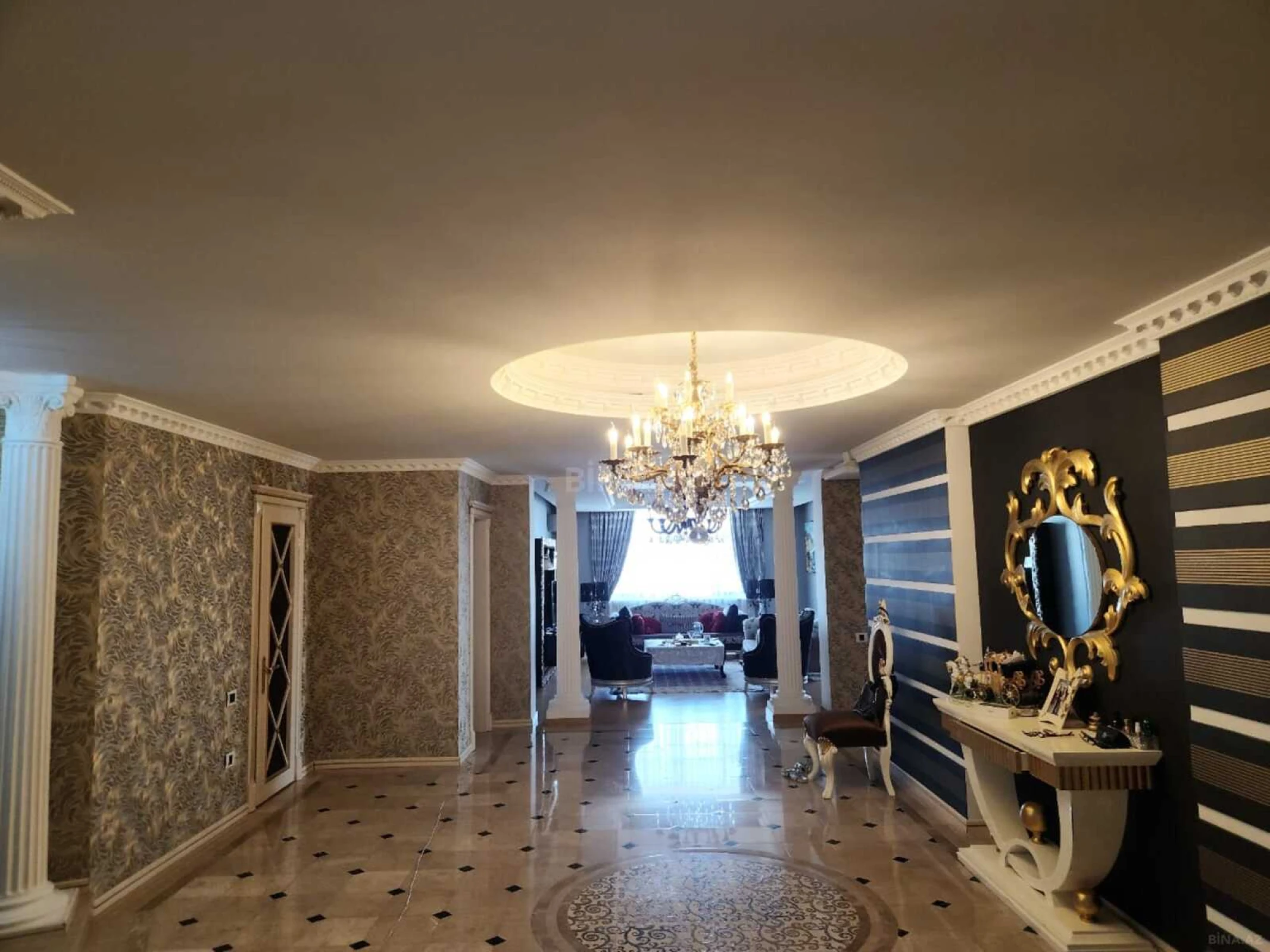 Satılır 5 otaqlı mənzil 320 m²