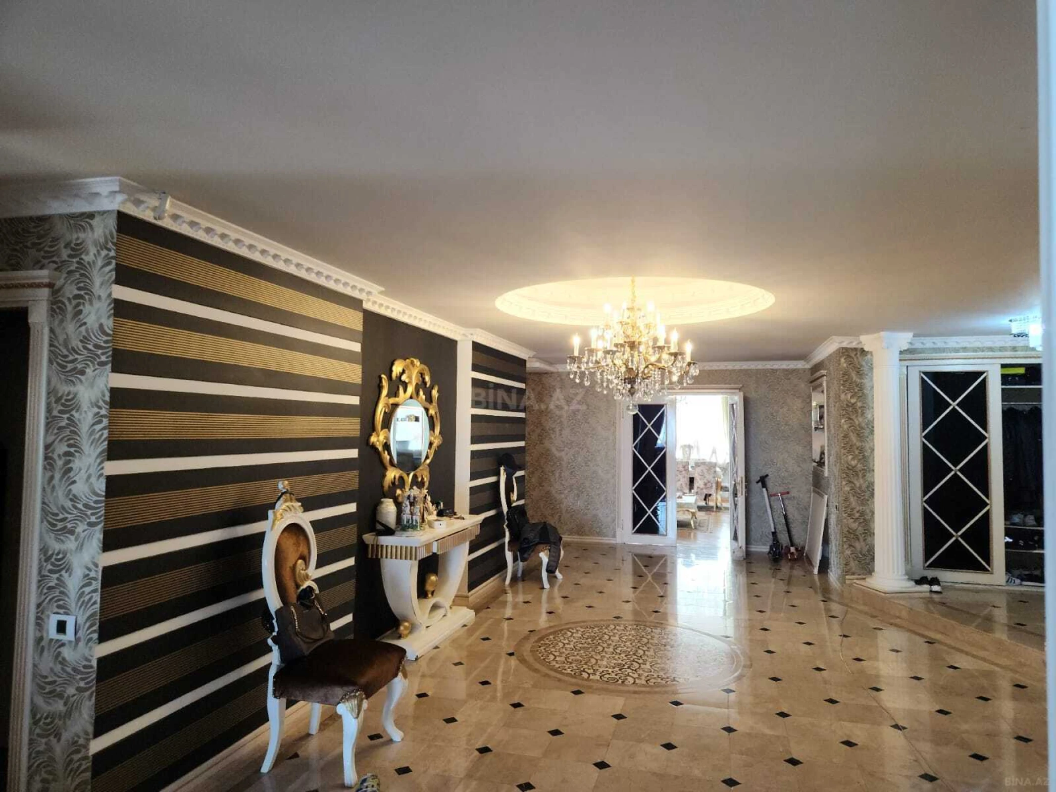 Satılır 5 otaqlı mənzil 320 m²