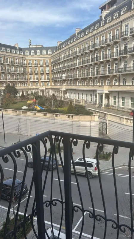 Kirayə verilir 4 otaqlı mənzil 146 m²