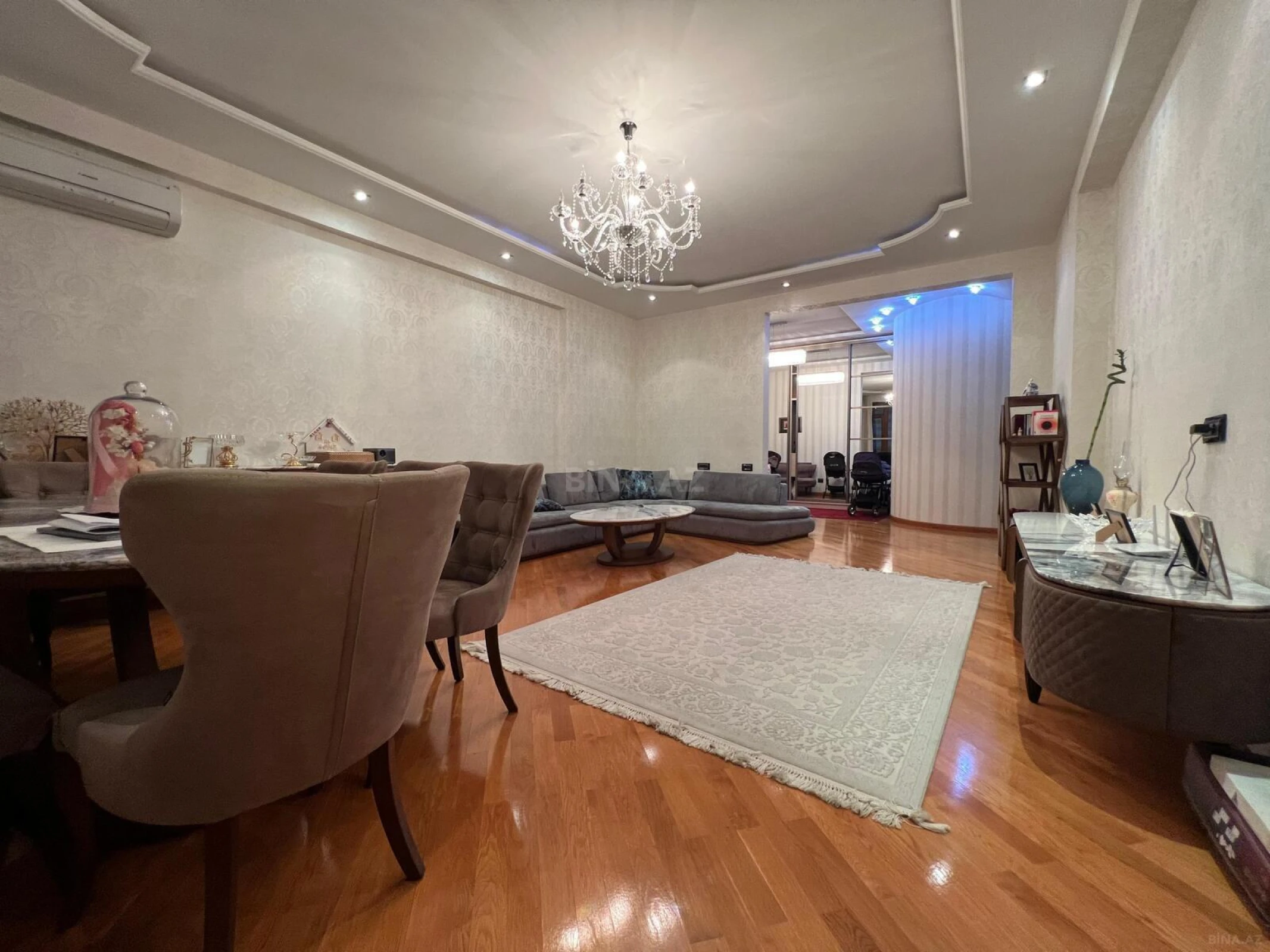 Satılır 3 otaqlı mənzil 151 m²