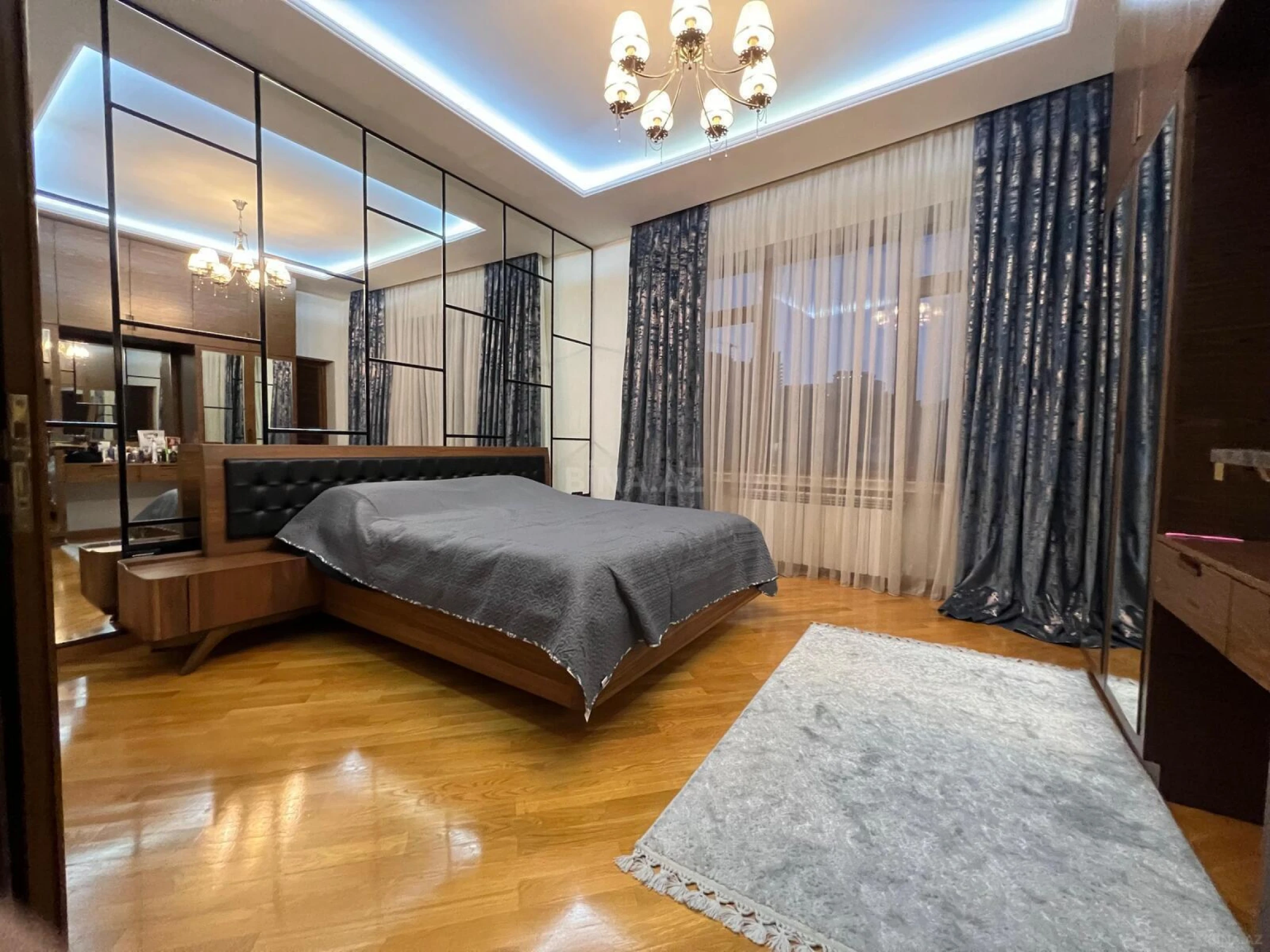 Satılır 3 otaqlı mənzil 151 m²