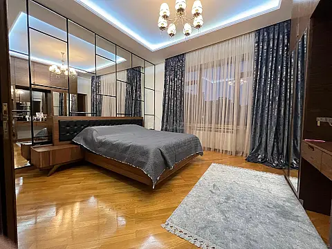 Satılır 3 otaqlı mənzil 151 m²