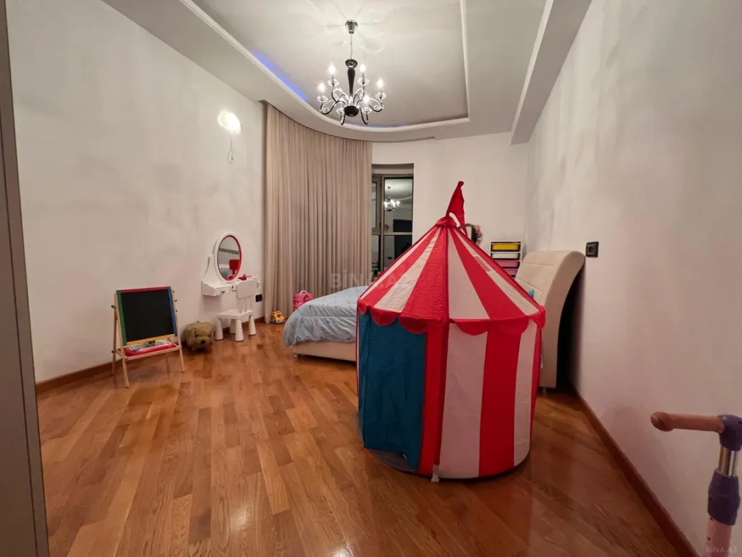 Satılır 3 otaqlı mənzil 151 m²