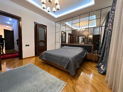 Satılır 3 otaqlı mənzil 151 m²