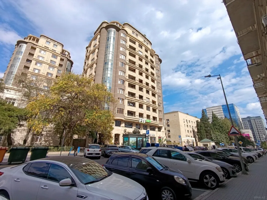 Satılır 3 otaqlı mənzil 151 m²