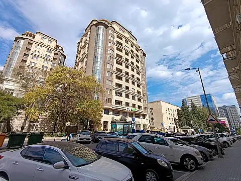 Satılır 3 otaqlı mənzil 151 m²