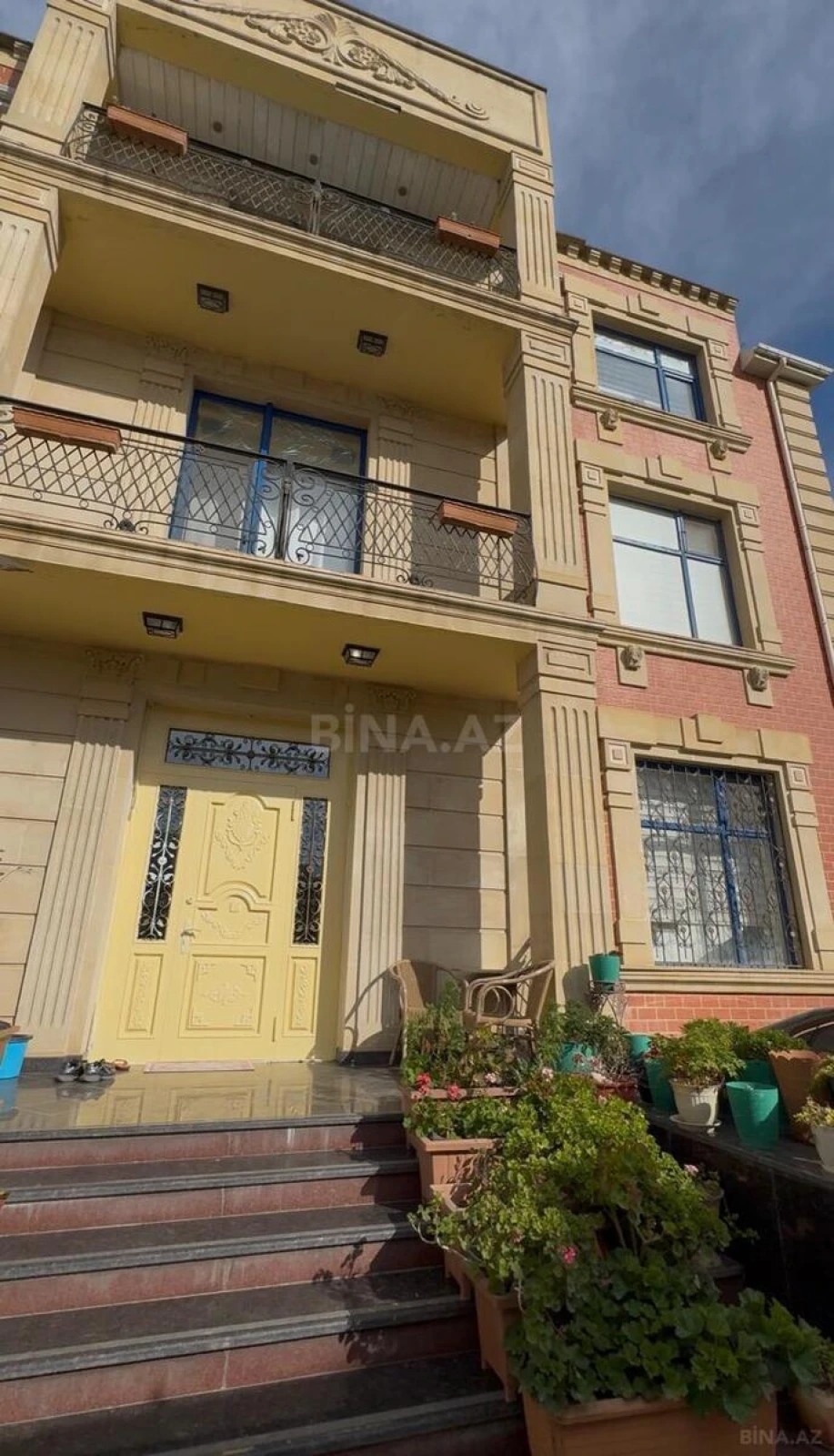 Satılır 15 otaqlı həyət evi 900 m²
