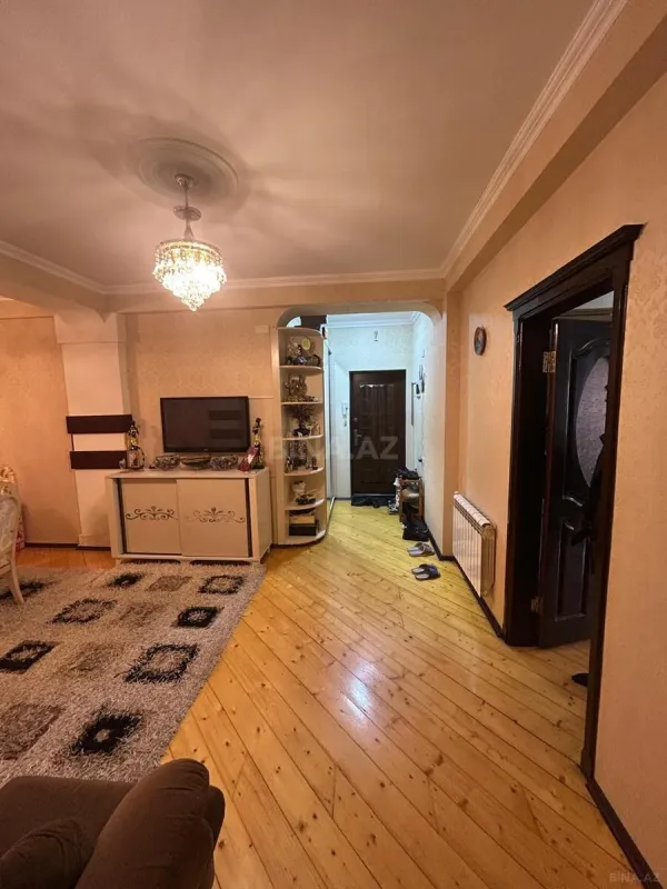 Satılır 4 otaqlı mənzil 138 m²