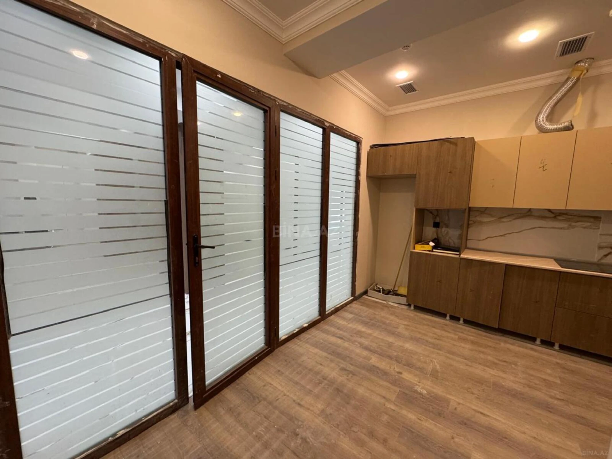 Satılır obyekt 330 m²