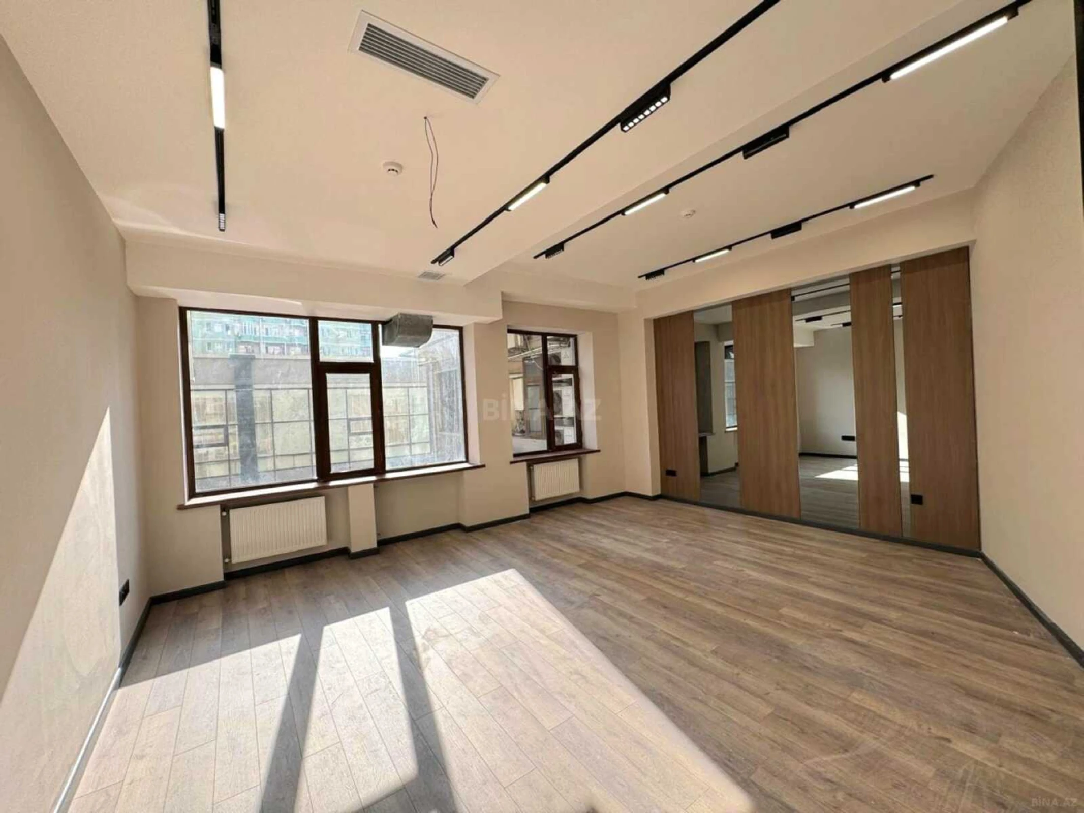 Satılır obyekt 330 m²