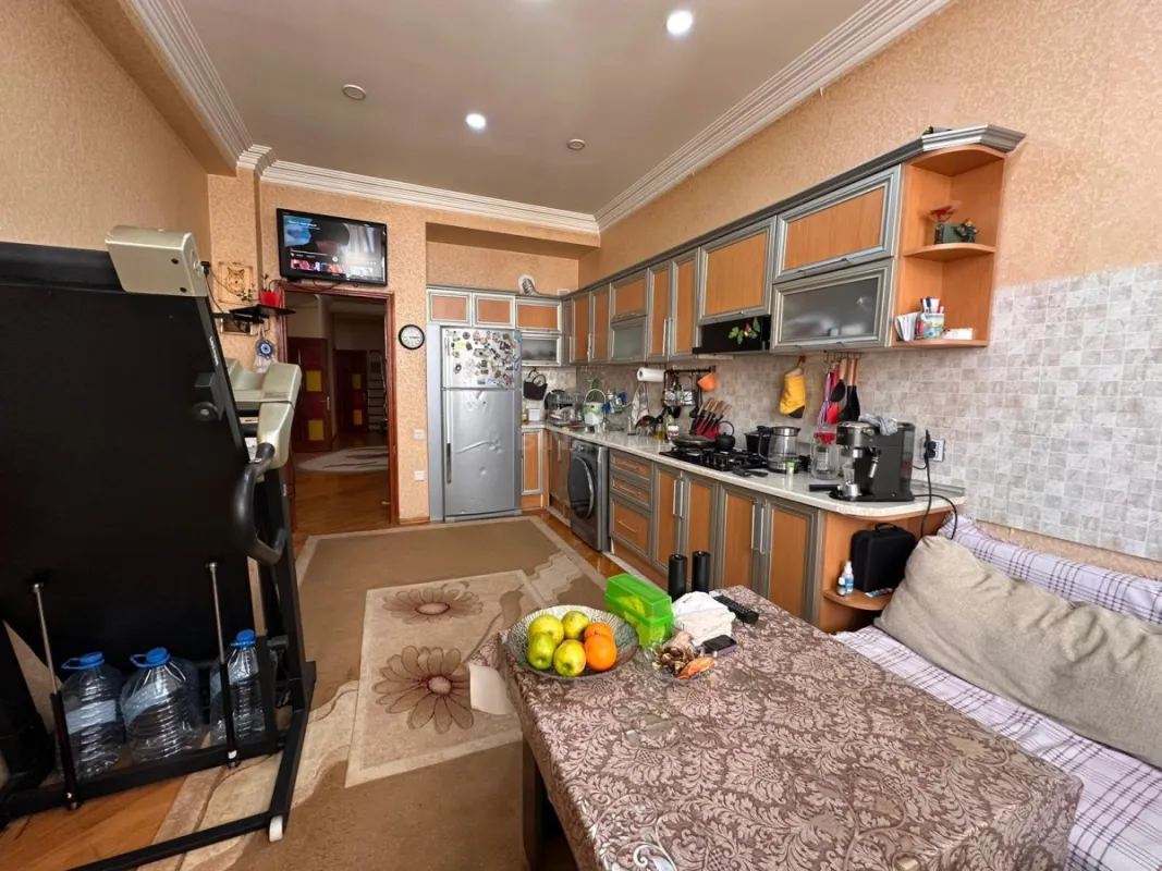 Satılır 4 otaqlı mənzil 160 m²