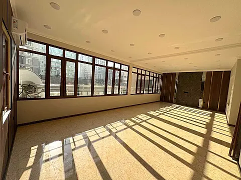 Satılır obyekt 550 m² — Bakı 550.00 m²