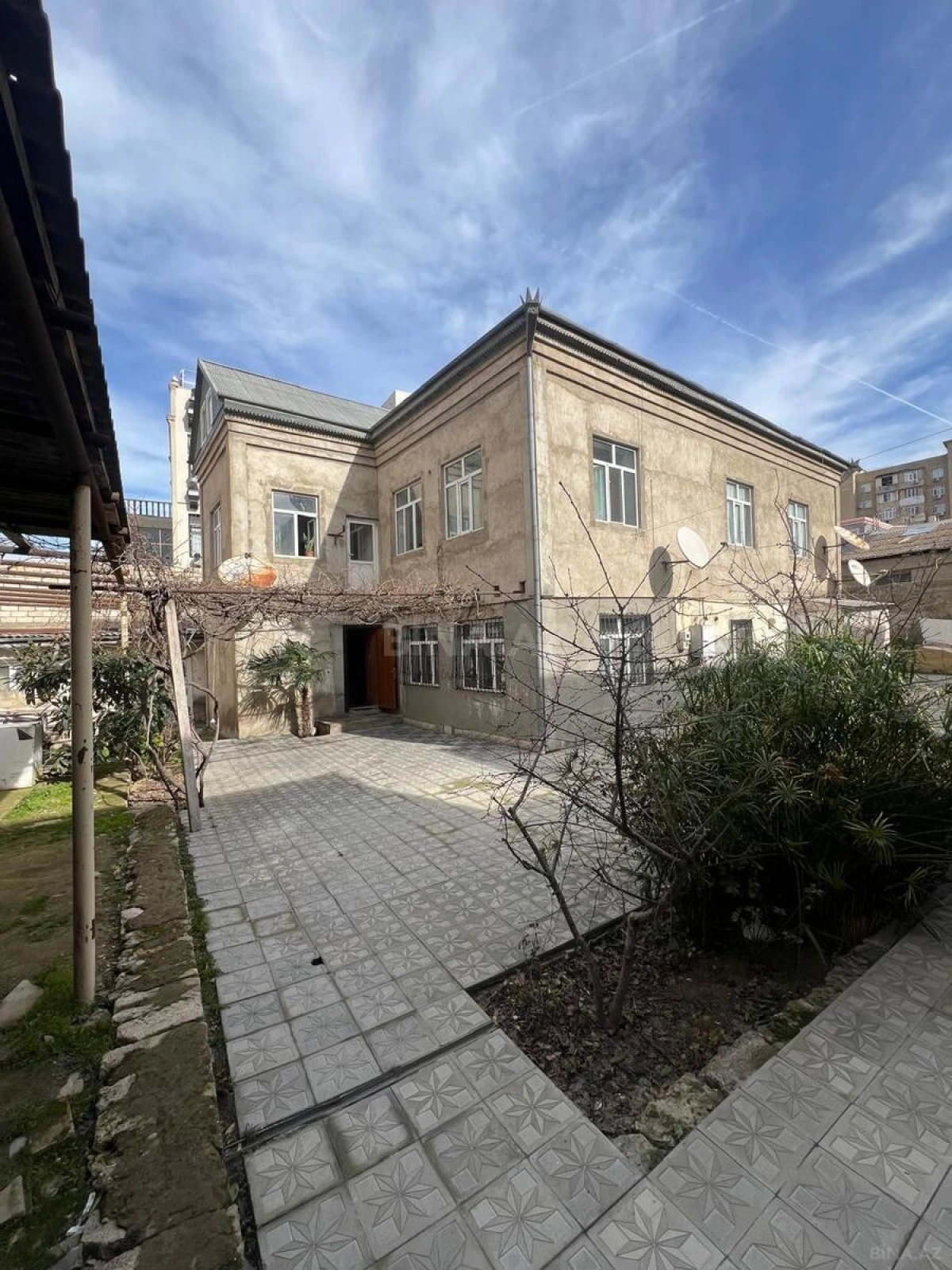 Satılır 14 otaqlı həyət evi 240 m²