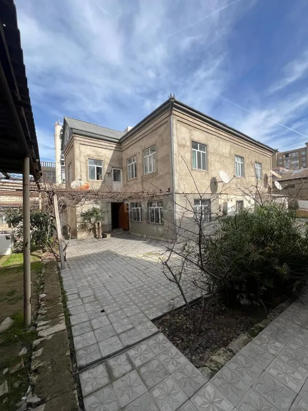 Satılır 14 otaqlı həyət evi 240 m²