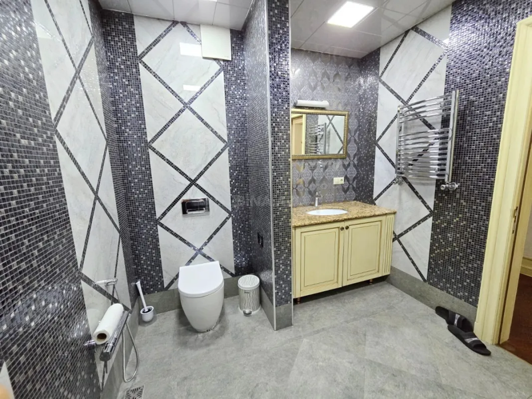 Kirayə verilir 6 otaqlı mənzil 400 m²