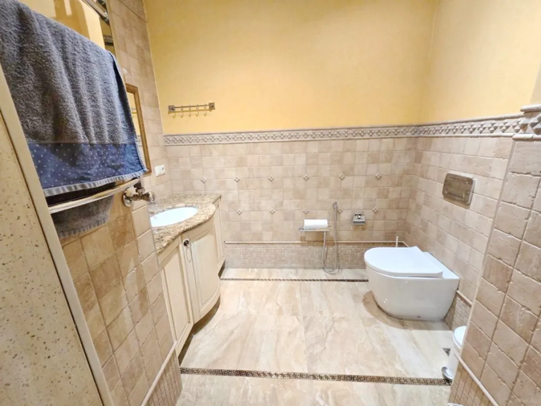 Kirayə verilir 6 otaqlı mənzil 400 m²