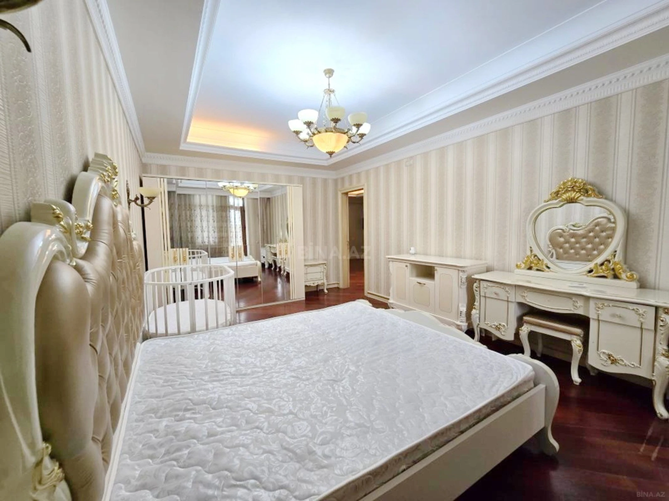 Kirayə verilir 6 otaqlı mənzil 400 m²