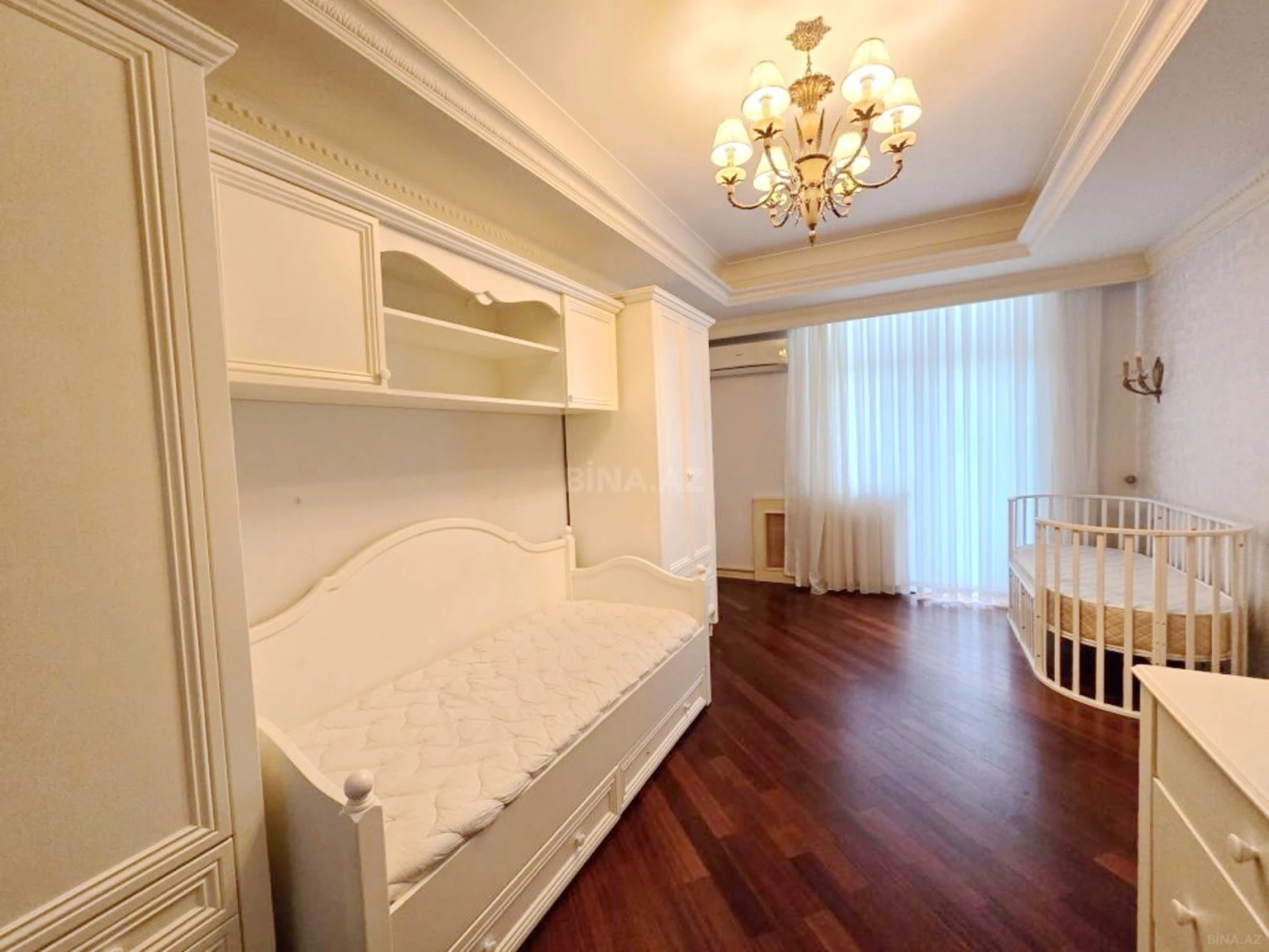 Kirayə verilir 6 otaqlı mənzil 400 m²