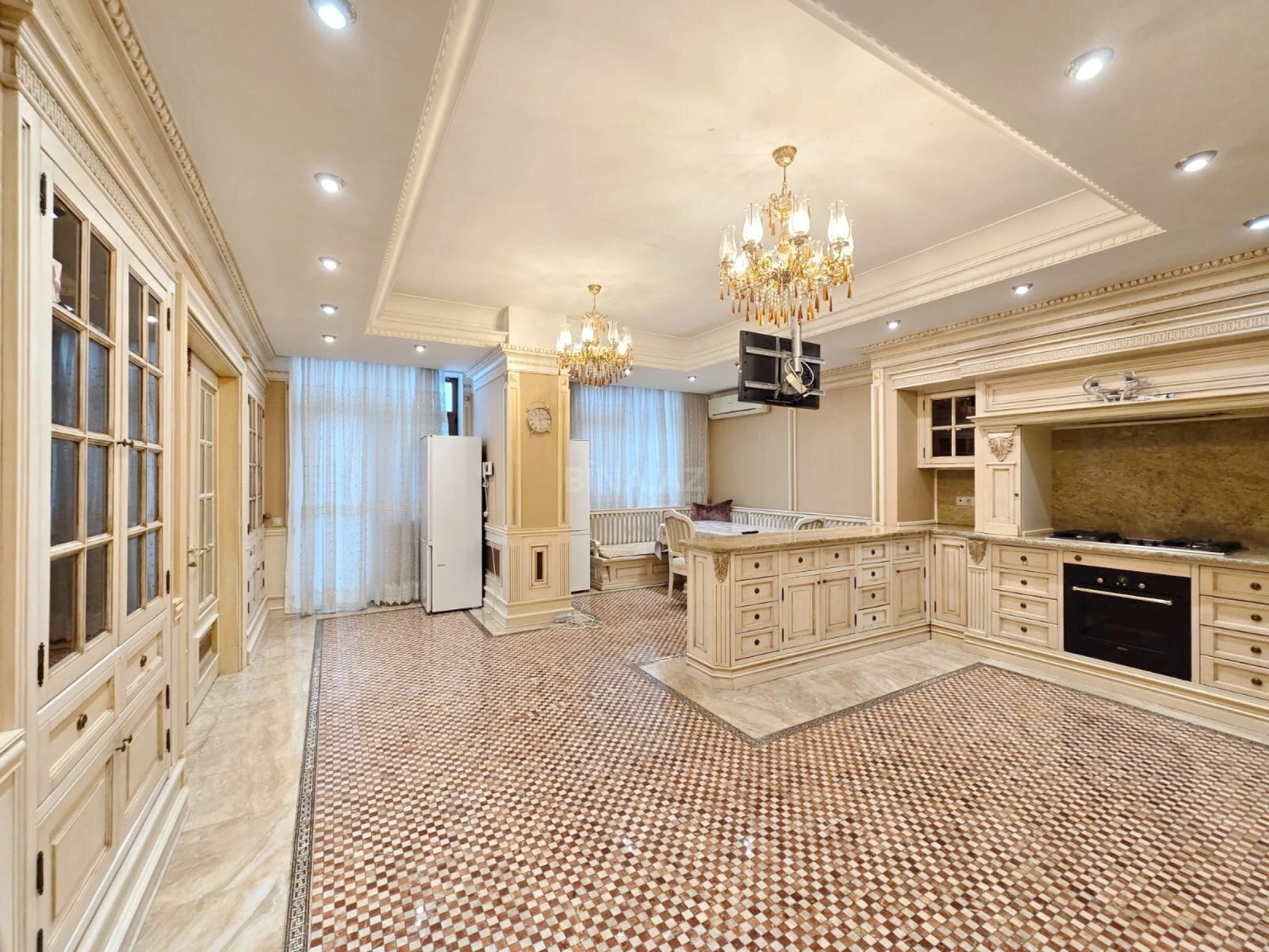 Kirayə verilir 6 otaqlı mənzil 400 m²