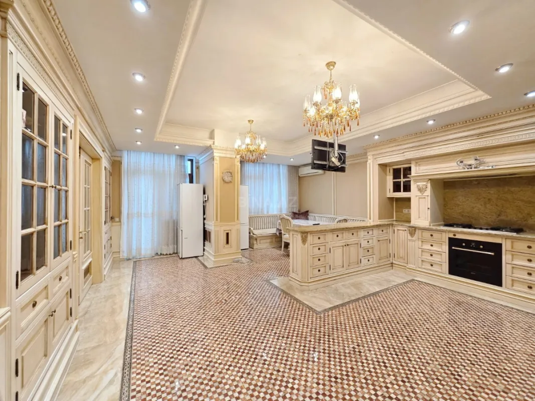 Kirayə verilir 6 otaqlı mənzil 400 m²