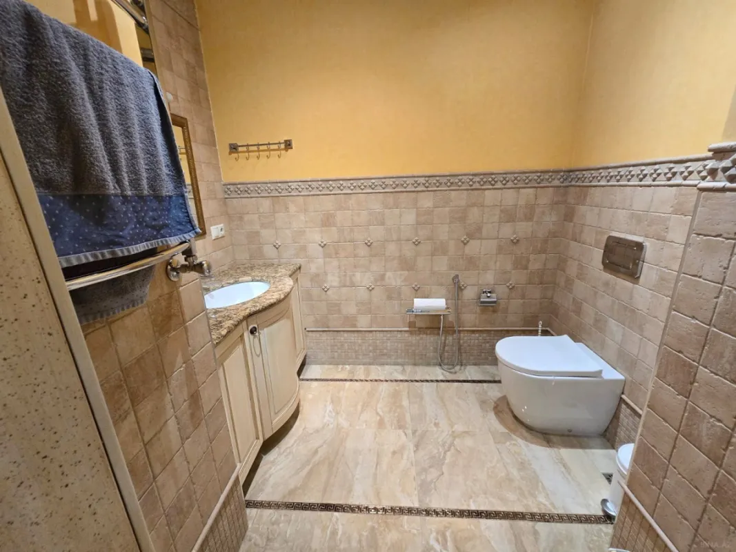 Kirayə verilir 6 otaqlı mənzil 400 m²