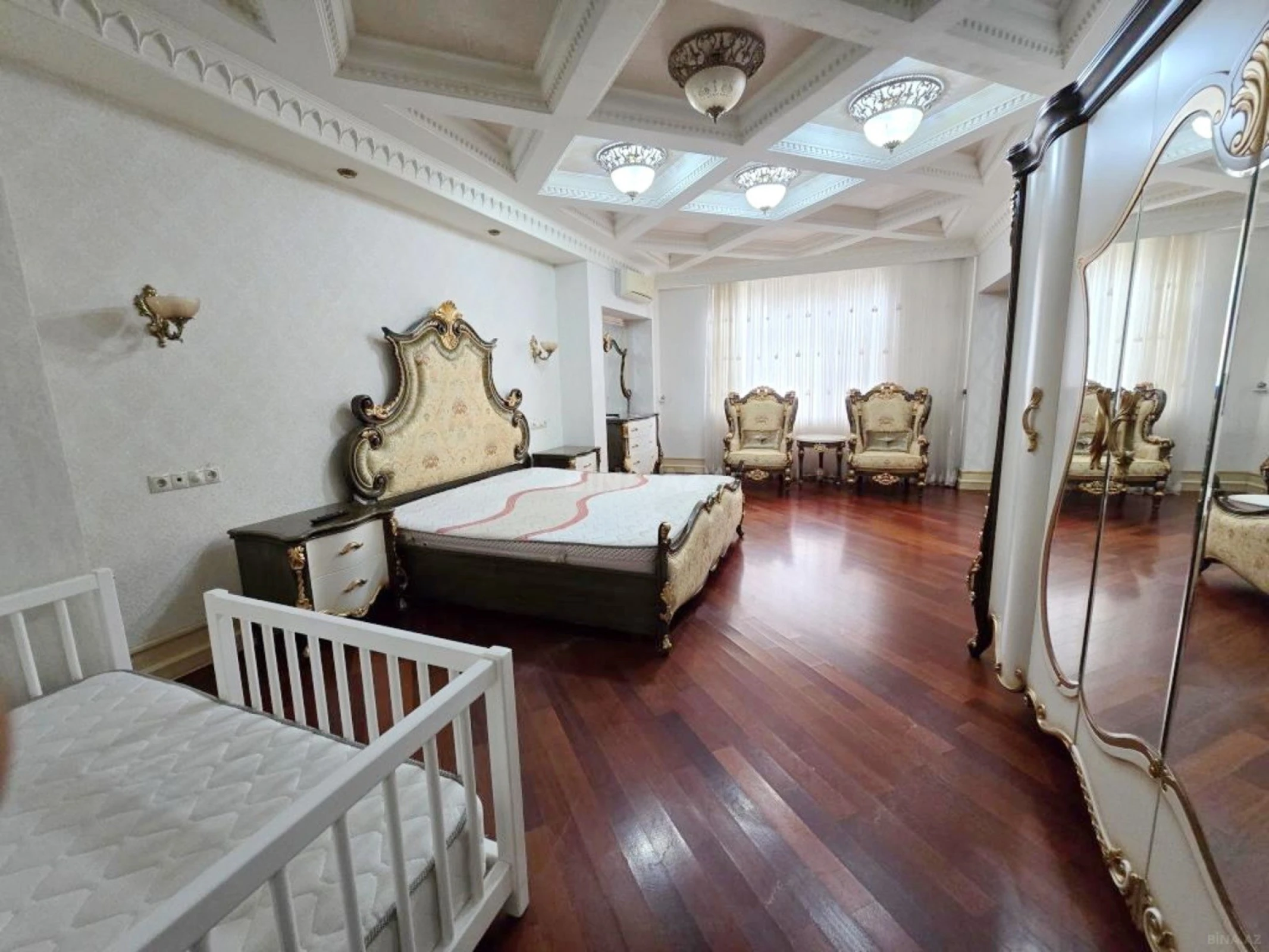 Kirayə verilir 6 otaqlı mənzil 400 m²