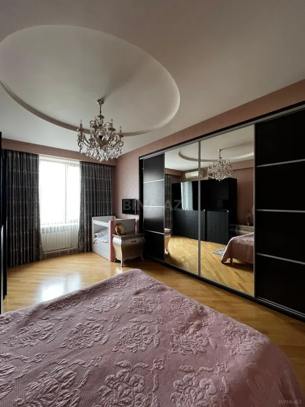 Satılır 4 otaqlı mənzil 224 m²
