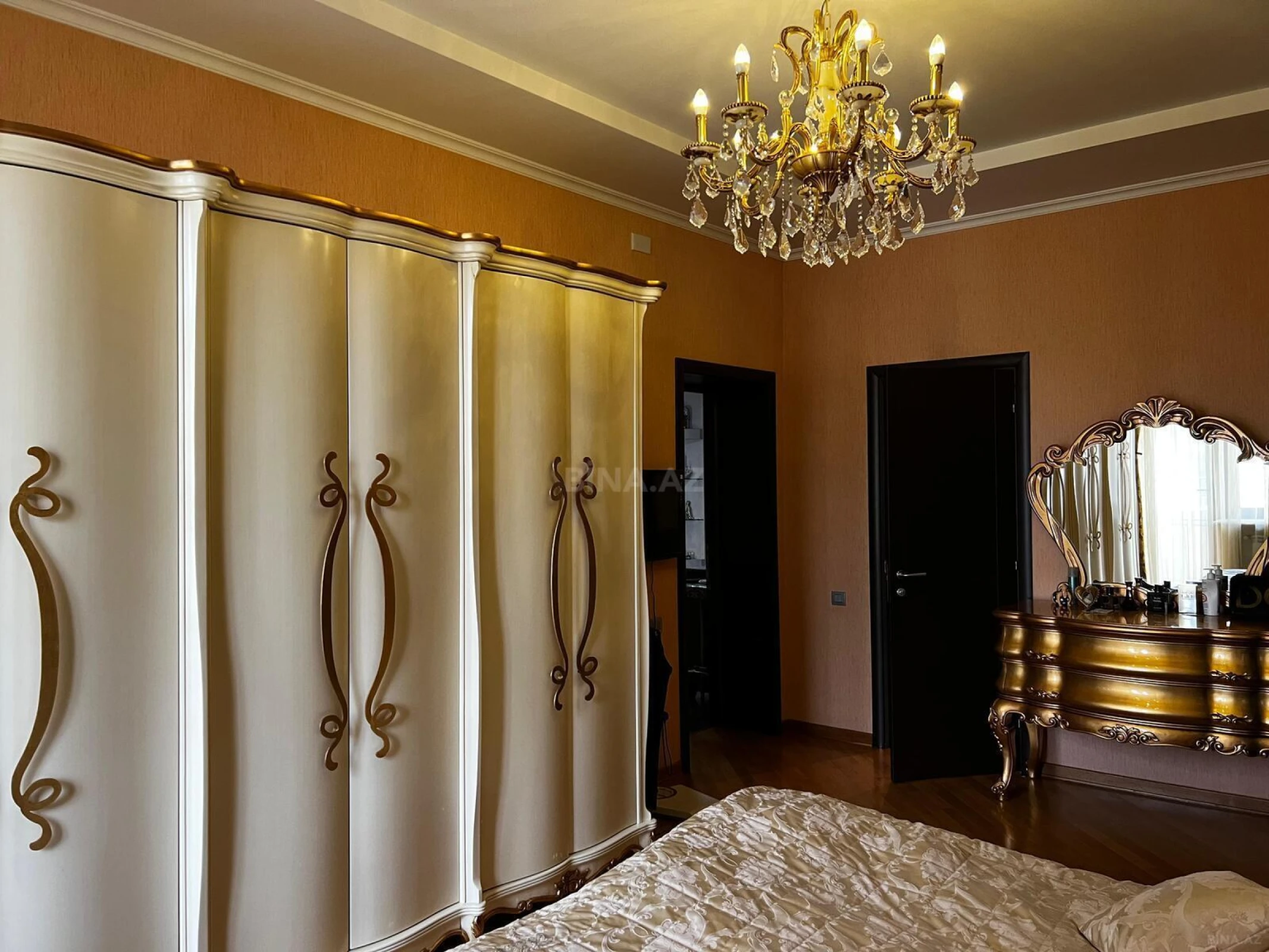 Satılır 4 otaqlı mənzil 224 m²