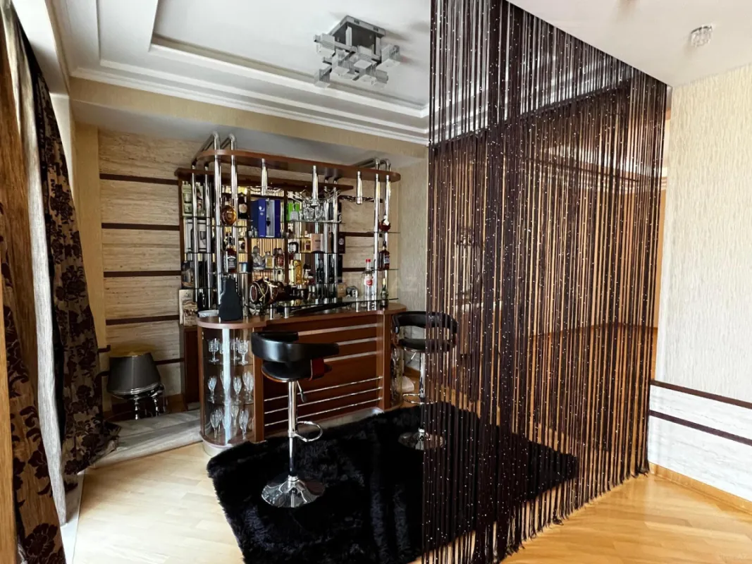 Satılır 4 otaqlı mənzil 224 m²