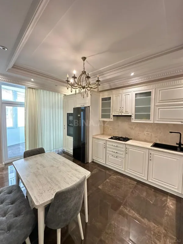 Kirayə verilir 4 otaqlı mənzil 145 m²