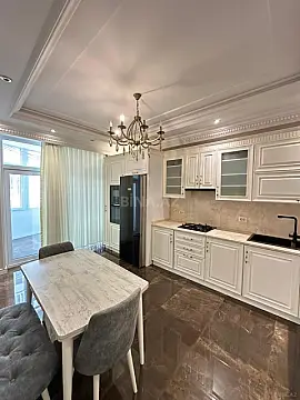 Kirayə verilir 4 otaqlı mənzil 145 m²