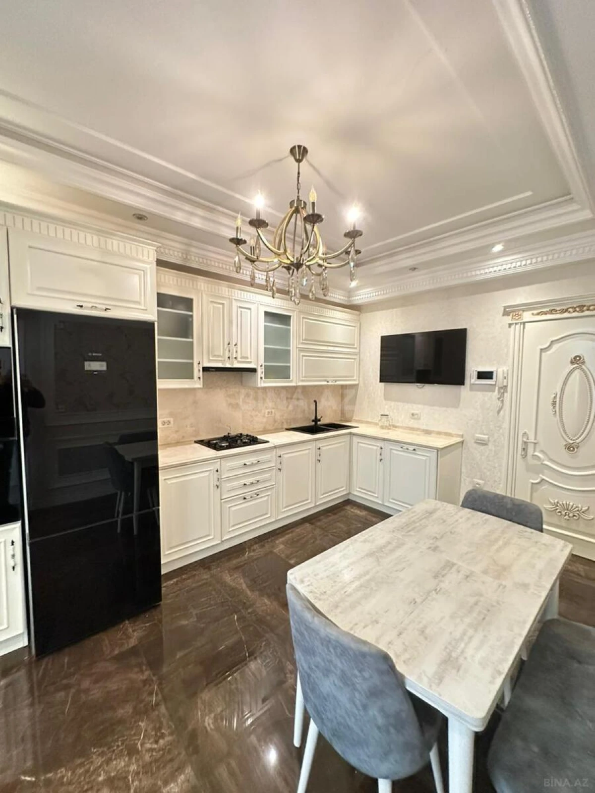 Kirayə verilir 4 otaqlı mənzil 145 m²