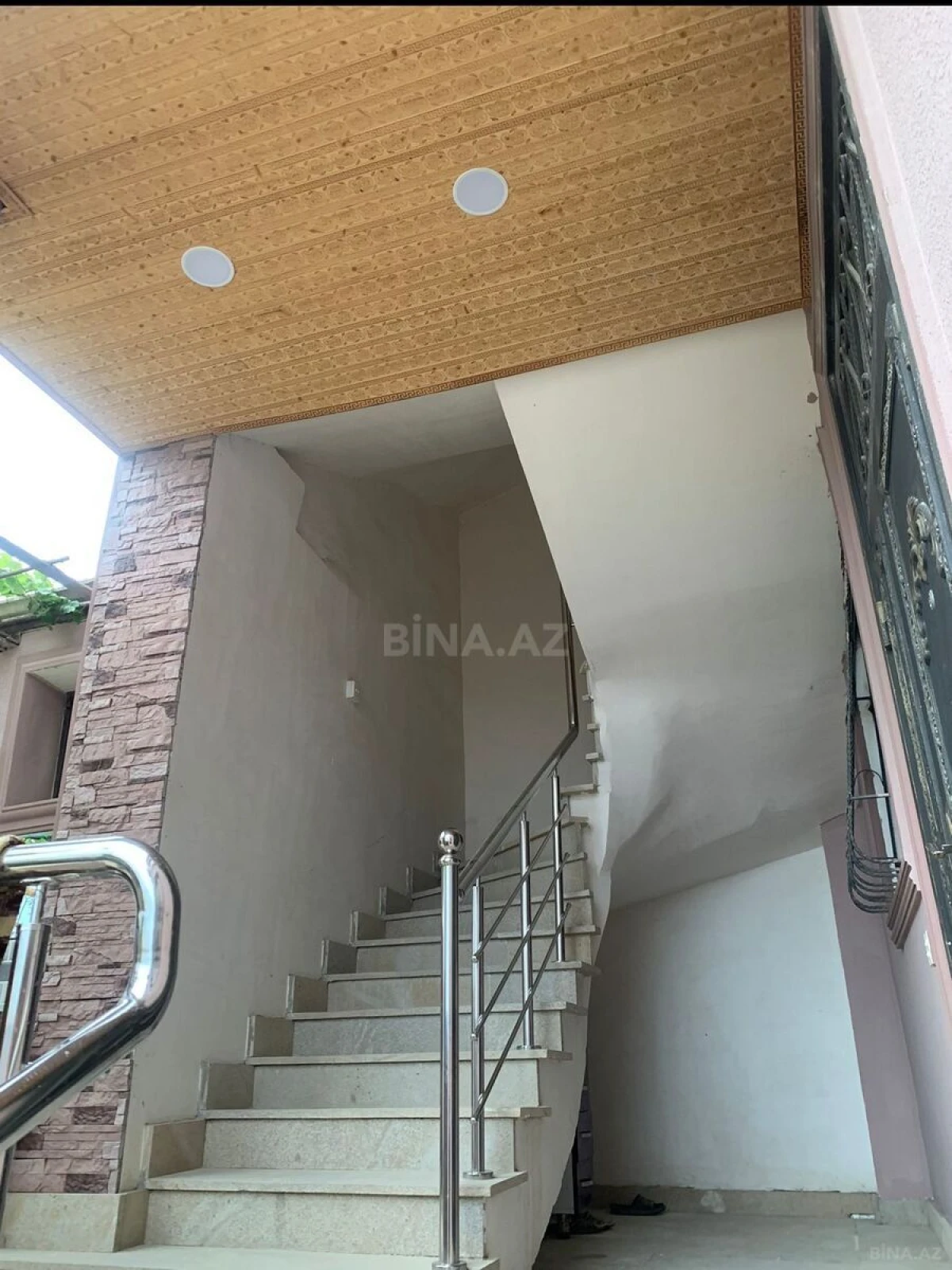 Satılır 10 otaqlı həyət evi 480 m²