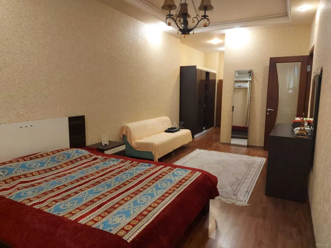 Satılır 3 otaqlı mənzil 136 m²