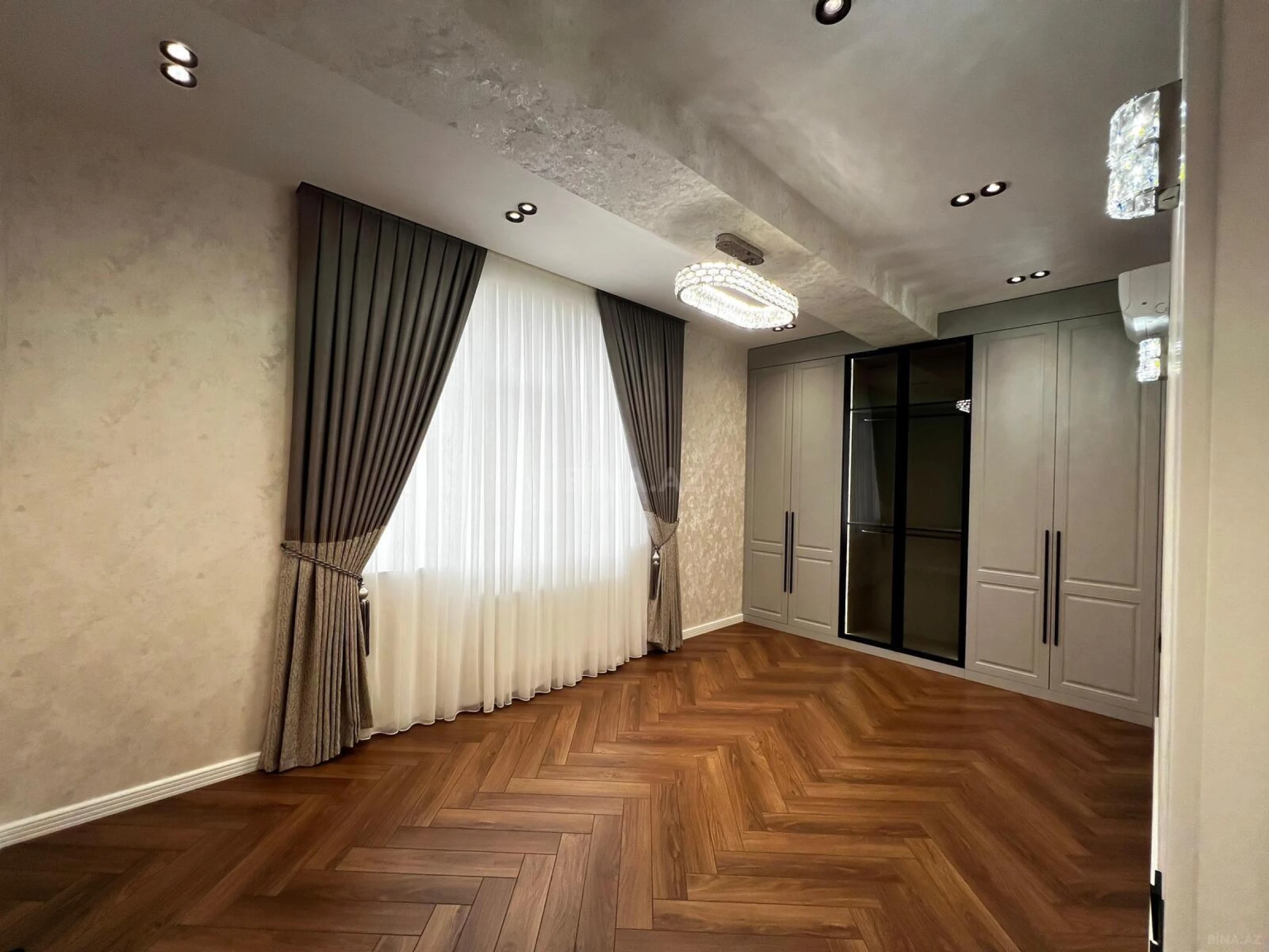 Satılır 3 otaqlı mənzil 105 m²