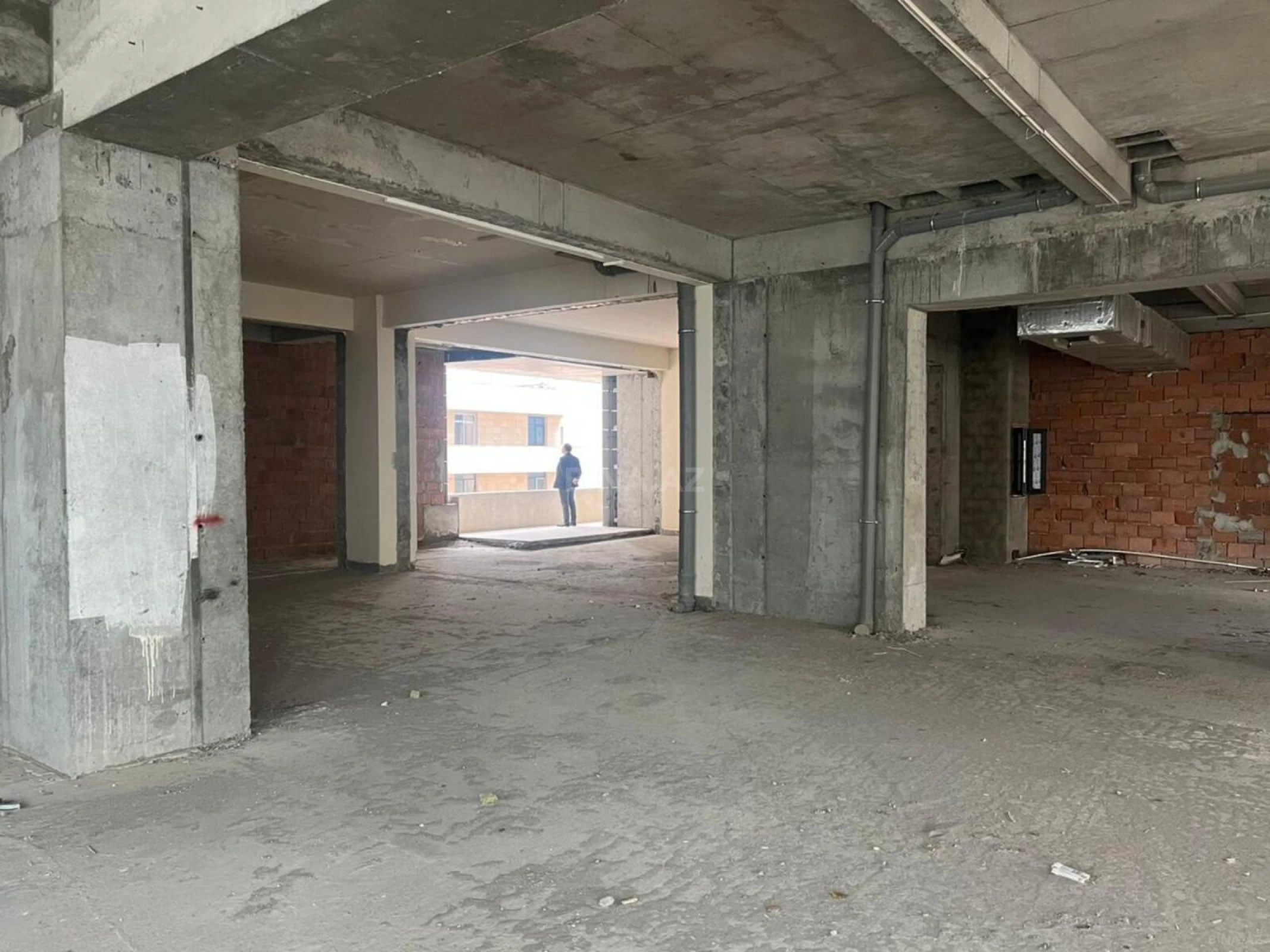 Satılır obyekt 330 m²