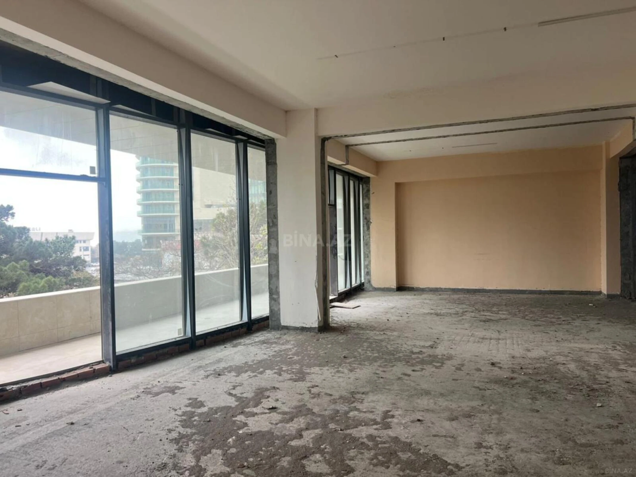 Satılır obyekt 330 m²