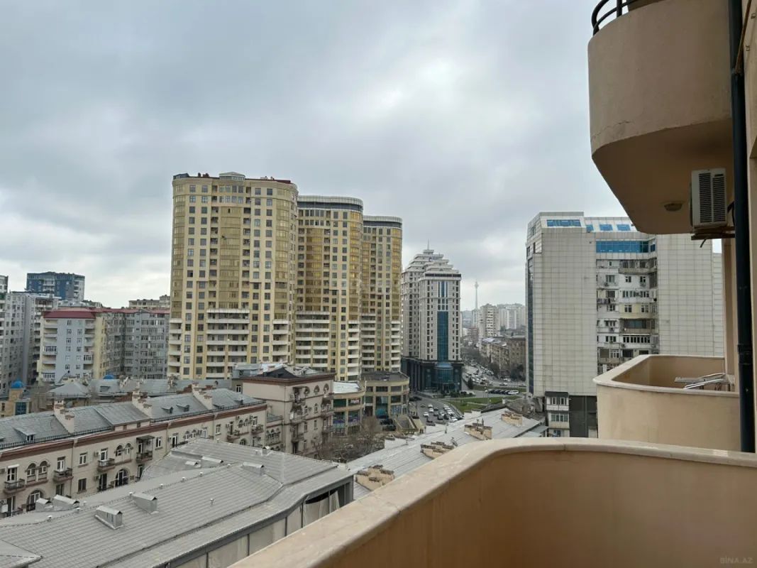 Satılır 3 otaqlı mənzil 175 m²