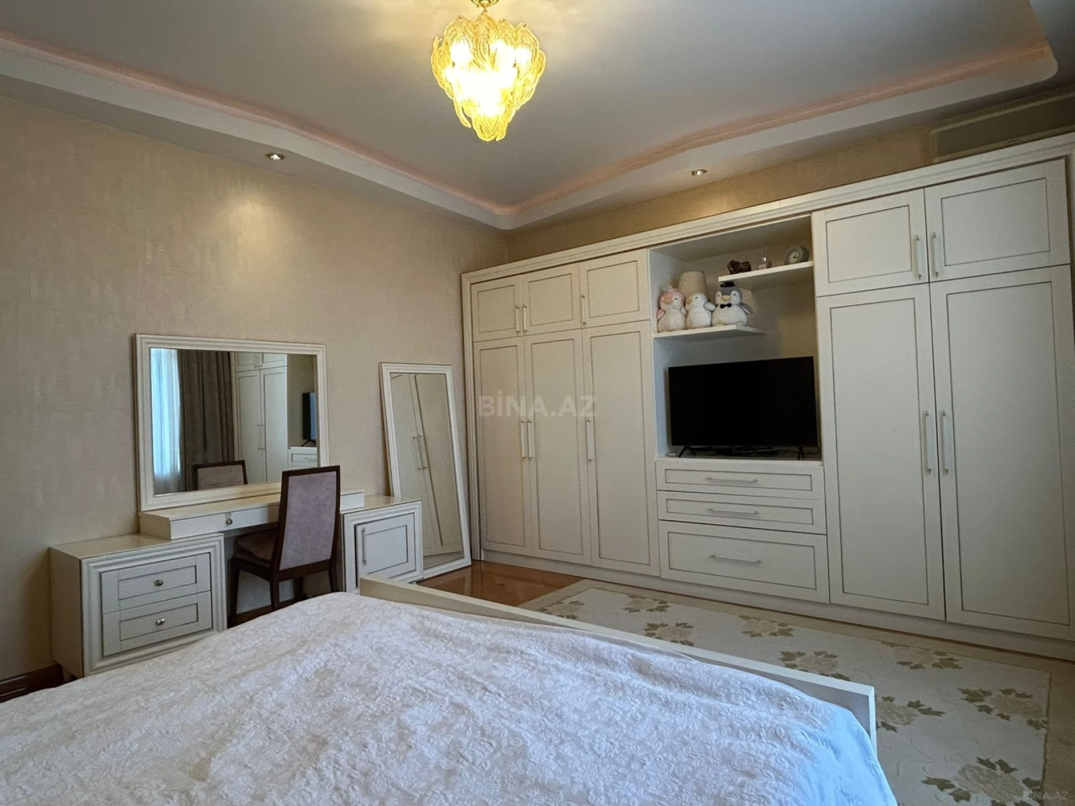 Satılır 3 otaqlı mənzil 175 m²